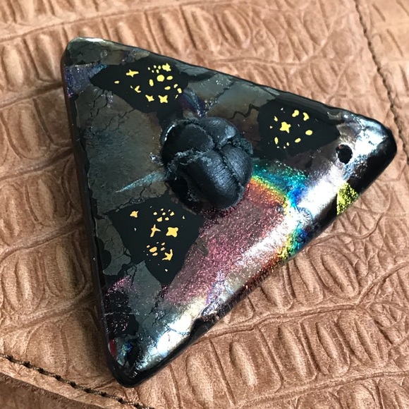 Tom Thomas tan leather embossed asymmetrical crossbody purse - Picture 4 of 15